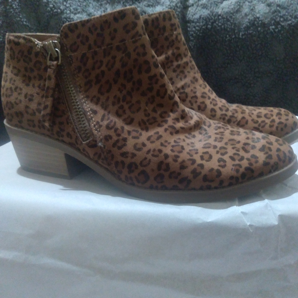 Time and Tru leopard print booties size 6 with memory foam - Picture 6 of 8
